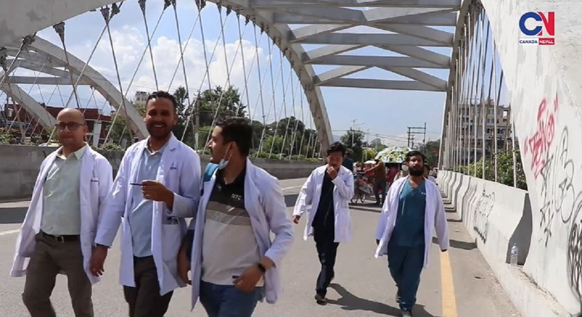 बारम्बार कुटिएपछि डाक्टरहरु सडकमा [भिडिओ]